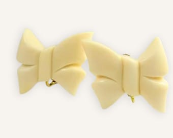 Pendientes vintage de baquelita con lazo, color crema marfil, tallados, con cierre de clip, de los años 40 y 50. Joyería retro llamativa.