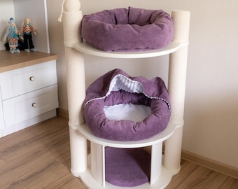 Lavendel of paarse moderne modulaire krabpaal met gezellig huisje, krabpaal en drie kattenbedden met witte voering en kap