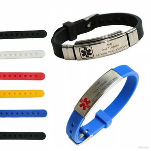 Op de afbeelding: Medische waarschuwingsarmbanden in zwart en blauw met roestvrijstalen naamplaten. De armbanden hebben het medische symbool en de tekst "Andy, Type 2 Diabetes, ICE: Korida (Wife) XXXXXXX". Extra gekleurde bandjes worden getoond.