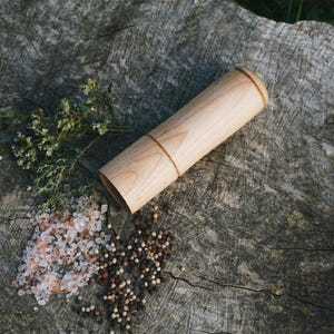 Hand-turned spice mill made of poplar wood | Pepper mill & salt mill with ceramic grinder | Unique piece from the Ore Mountains