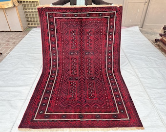 Elektrisch karmozijnrood Turkmeens vloerkleed | 5 x 8 levendige tribale vloerkunst | Stralend rood handgeknoopt wollen tapijt voor een opvallend woonkamerstatement