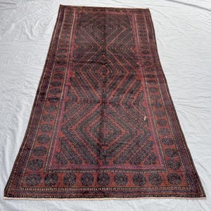 Tapete corredor vintage afegão Baluchi Zanjeer, medindo 1,37 x 2,99 m (4,5 x 9,8 pés), em lã tribal feita à mão, nas cores bordô, ferrugem e preto.