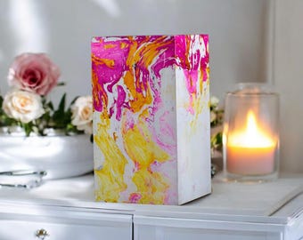 Urna artesanal de madera de mango: diseño abstracto en acuarela.