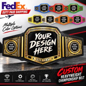 Op de afbeelding: Een zwarte kampioenschapsriem met gouden accenten en een centrale plaat met de tekst "YOUR DESIGN HERE" en "YOUR TEXT". De riem bevat zijplaten en decoratieve stenen. Meerdere kleinere versies in blauw, rood, groen, geel, wit, oranje en roze worden hierboven getoond.