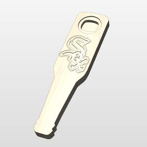 Puede incluir: Un abridor de botellas de madera con forma de botella de cerveza. El abridor presenta el logotipo de los Chicago White Sox tallado en la madera. Tiene un agujero en la parte superior para colgarlo y un abridor de botellas en la parte inferior.