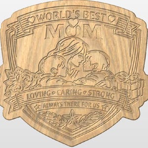 Può includere: Targa in legno con le parole "WORLD'S BEST MOM" e un design a cuore. La targa presenta un'immagine incisa di una madre con due bambini, rose e un cofanetto regalo. Sono incise anche le parole "LOVING CARING STRONG ALWAYS THERE FOR US".