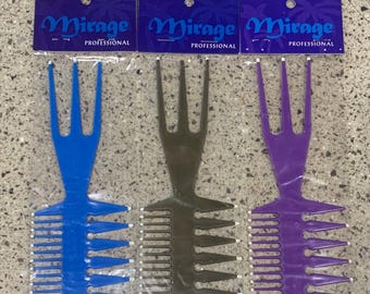 3 peines retro 3 en 1 de dientes anchos en color marrón, azul y morado.