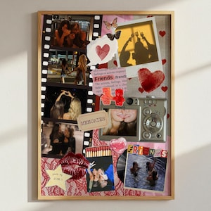 Op de afbeelding: Een ingelijste collage met foto's, een camera en decoratieve elementen. De collage bevat afbeeldingen van vrienden, harten en het woord "Friends". Het kleurenschema omvat roze, rood en zwart, met een houten frame.
