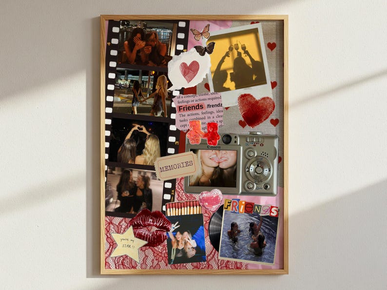Pode incluir: Uma colagem emoldurada com fotografias, uma c&acirc;mera e elementos decorativos. A colagem inclui imagens de amigos, cora&ccedil;&otilde;es e a palavra "Friends". O esquema de cores inclui rosa, vermelho e preto, com uma moldura de madeira.