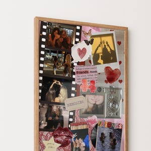 Pode incluir: Uma colagem emoldurada com fotografias, cora&ccedil;&otilde;es, borboletas e a palavra "Friends". A colagem inclui uma tira de fotos, uma foto em estilo polaroid e uma c&acirc;mera vintage. O esquema de cores inclui rosa, vermelho e castanho.