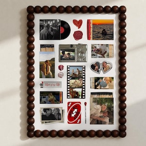 Puede incluir: Un collage rectangular enmarcado con cuentas de madera marrón oscuro que incluye varias fotografías, una cámara digital plateada, cajas de cerillas, un disco de vinilo, un relicario en forma de corazón, dados, tiras de película y una carta Uno roja.