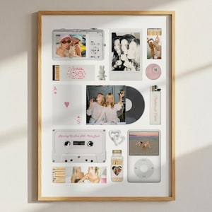 Könnte beinhalten: Ein gerahmtes Collage mit verschiedenen Gegenständen: einer Digitalkamera, Polaroid-Fotos, einer Kassette, einer Schallplatte, einem Feuerzeug, einem kleinen iPod, einem Glas Streichhölzer und Spielkarten. Die Gegenstände sind auf weißem Hintergrund angeordnet.