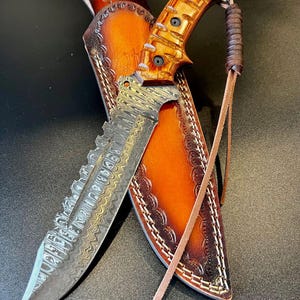 Couteau Bowie de chasse en acier damas forgé à la main - Manche en bois doré