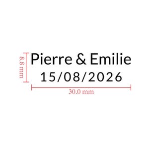 Könnte beinhalten: Eine schwarze Textgrafik mit den Namen Pierre & Emilie über dem Datum 15/08/2026. Rote Messlinien zeigen eine Höhe von 8,8 mm und eine Breite von 30,0 mm für den Textblock an und geben die genauen Abmessungen des gedruckten Designs an.