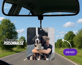 May include: A personalized car air freshener with a photo of a person hugging a Bernese Mountain Dog. The air freshener is rectangular with a black string for hanging. Text on the image reads "Votre Photo" and "Désodorisant Personnalisé".