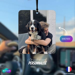 Peut inclure: Désodorisant personnalisé pour voiture, de forme rectangulaire, avec une photo d'une personne étreignant un Bouvier Bernois. Il y a le texte "Votre Photo" et "Aromauto". Fabriqué en France.