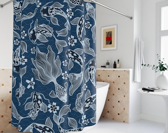 Può includere: Tenda da doccia blu navy con un motivo ripetuto di carpe koi bianche ed elementi floreali. Il design include onde stilizzate, creando un tema acquatico sereno. La tenda è in un ambiente bagno.