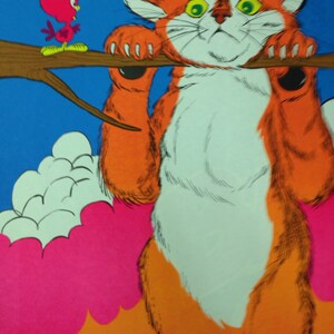 Op de afbeelding: Een grillige illustratie van een grote oranje en witte kat met groene ogen, die een tak vasthoudt. Een kleine rode vogel met gele voeten zit op de tak. De achtergrond heeft blauwe, roze en oranje tinten, waardoor een levendige, cartoonachtige sc&egrave;ne ontstaat.