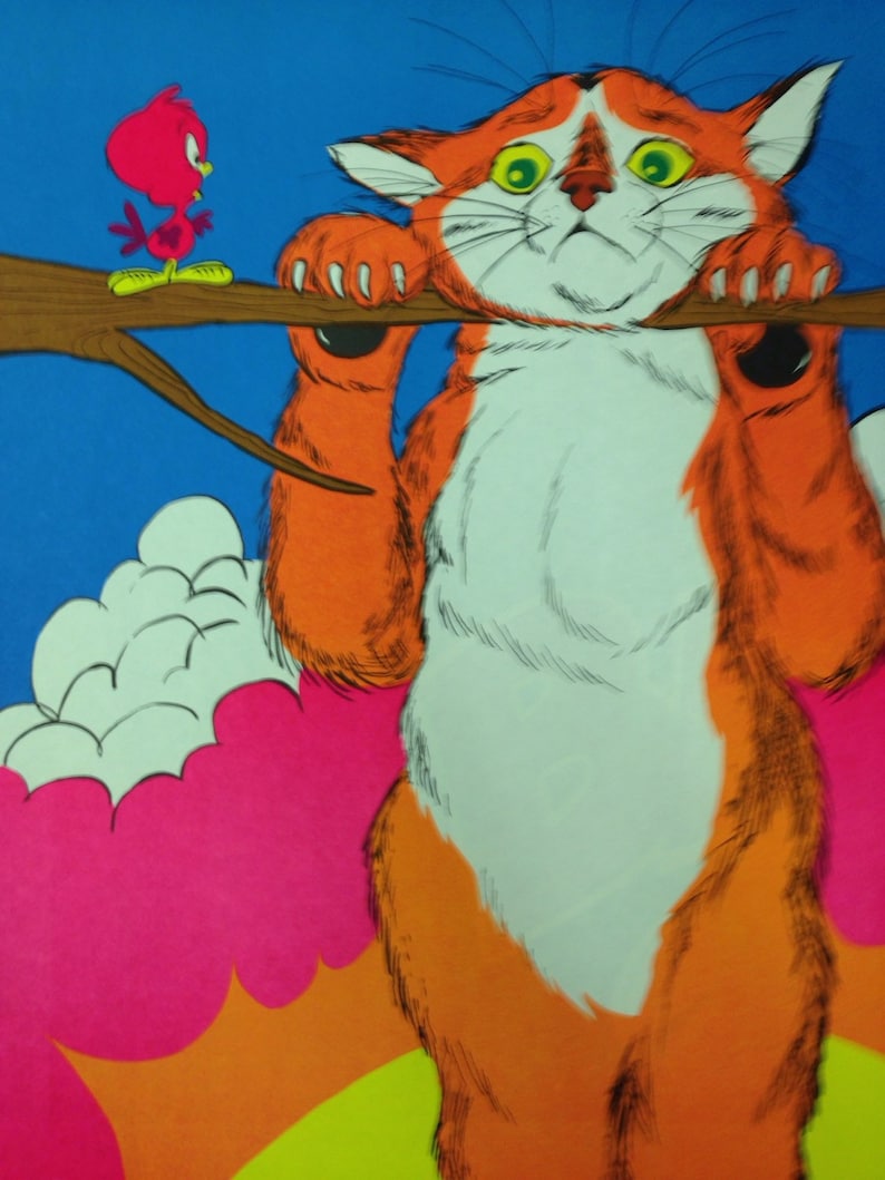 Op de afbeelding: Een grillige illustratie van een grote oranje en witte kat met groene ogen, die een tak vasthoudt. Een kleine rode vogel met gele voeten zit op de tak. De achtergrond heeft blauwe, roze en oranje tinten, waardoor een levendige, cartoonachtige sc&egrave;ne ontstaat.