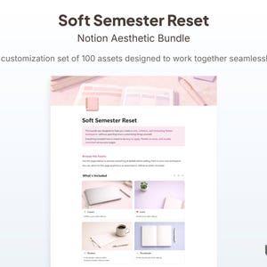 Può includere: Un pacchetto di prodotti digitali chiamato "Soft Semester Reset" per Notion, con 100 risorse di personalizzazione. L'immagine mostra un laptop, un taccuino, una tazza di caffè e altri elementi estetici.