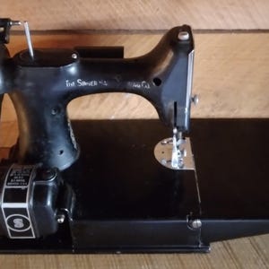 1941 Vintage Singer Featherweight 221-1 Sewing Machine with original case +++