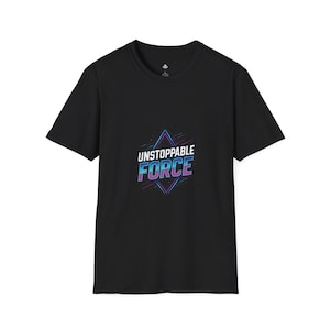 Può includere: T-shirt nero con la scritta "UNSTOPPABLE FORCE" in un design geometrico. Il testo è bianco, blu e viola. La maglietta è a girocollo.