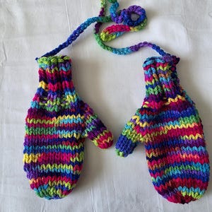 Manoplas para niños pequeños en una cuerda