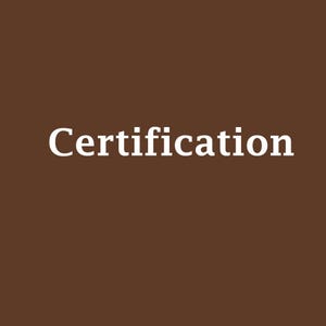 Könnte beinhalten: Ein einfarbiger, dunkelbrauner, quadratischer Hintergrund mit dem Wort Certification in einer fetten, weißen Serifenschrift, die horizontal und vertikal zentriert ist. Der Text ist auf dem dunklen, einheitlichen, matten Hintergrund gut lesbar.