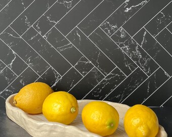 Handmade Organic-Shaped Ceramic Tray – Wavy Edge in Natural Cream