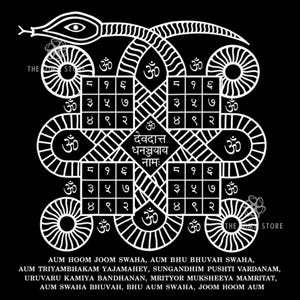 Puede incluir: Un estampado gráfico en blanco y negro con un diamante central con texto en sánscrito, rodeado por cuatro cuadrículas numéricas, símbolos Om y un borde de serpiente. La parte inferior muestra el texto: AUM HOOM JOOM SWAHA, AUM BHU BHUVAH SWAHA, AUM TRIYAMBHAKAM YAJAMAHEY, SUNGANDHIM PUSHTI VARDANAM, URUVARU KAMIYA BANDHANAN, MRITYOR MUKSHEEYA MAMRITAT, AUM SWAHA BHUVAH, BHU AUM SWAHA, JOOM HOOM AUM.