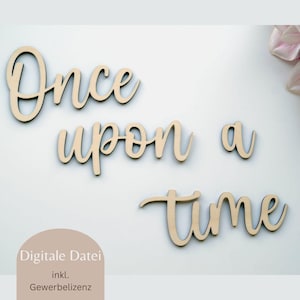 Könnte beinhalten: Aus Holz ausgeschnittene Buchstaben, die den Satz "Once upon a time" in Schreibschrift bilden. Die Buchstaben sind hellbraun und auf weißem Hintergrund angeordnet. Unten links steht "Digitale Datei inkl. Gewerbelizenz".