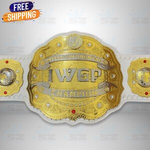 Könnte beinhalten: Ein gold-silberner Wrestling-Meisterschaftsgürtel mit dem Text "INTERCONTINENTAL I.W.G.P. CHAMPION" auf der Vorderseite. Der Gürtel hat ein weißes Band und goldene Seitenteile mit roten Akzenten. Das Bild enthält auch ein "FREE SHIPPING" Banner.