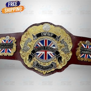 Könnte beinhalten: Ein goldener und roter Wrestling-Meisterschaftsgürtel mit dem Text "IWGP" und "United Kingdom Champion". Der Gürtel zeigt die Flagge des Union Jack und aufwendige Details. Der Gürtel besteht aus Metall und Leder.