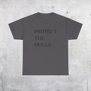 Camiseta con el lema "Protege a las muñecas": Derechos trans, orgullo queer - Camiseta unisex Charcoal