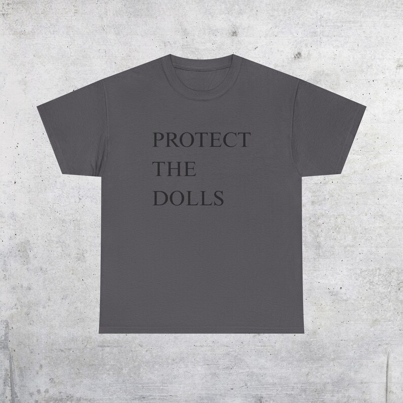 Camiseta con el lema "Protege a las muñecas": Derechos trans, orgullo queer - Camiseta unisex Charcoal