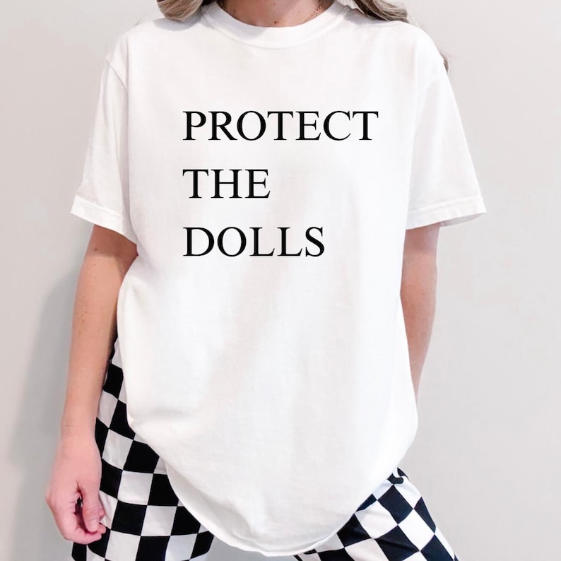 Camiseta con el lema "Protege a las muñecas": Derechos trans, orgullo queer - Camiseta unisex imagen 2