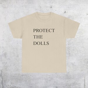Camiseta con el lema "Protege a las muñecas": Derechos trans, orgullo queer - Camiseta unisex Sand