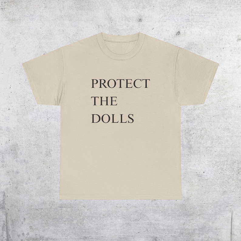 Camiseta con el lema "Protege a las muñecas": Derechos trans, orgullo queer - Camiseta unisex Sand