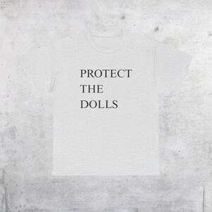 Camiseta con el lema "Protege a las muñecas": Derechos trans, orgullo queer - Camiseta unisex Ash