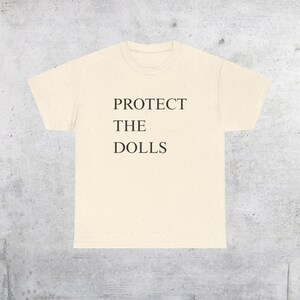 Camiseta con el lema "Protege a las muñecas": Derechos trans, orgullo queer - Camiseta unisex Natural