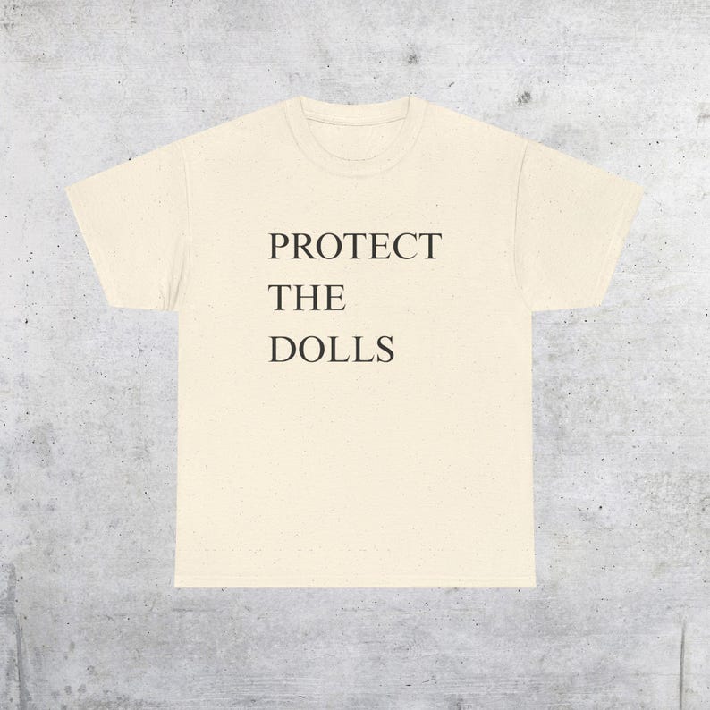 Camiseta con el lema "Protege a las muñecas": Derechos trans, orgullo queer - Camiseta unisex Natural
