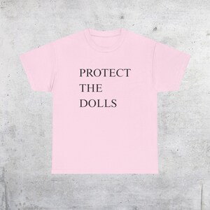 Camiseta con el lema "Protege a las muñecas": Derechos trans, orgullo queer - Camiseta unisex Light Pink