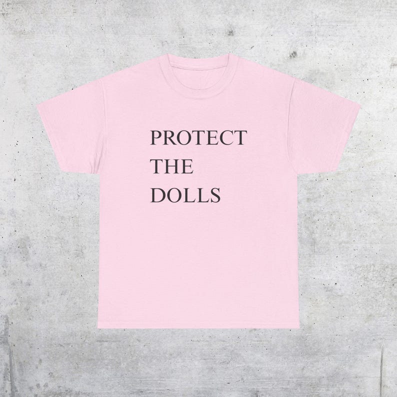 Camiseta con el lema "Protege a las muñecas": Derechos trans, orgullo queer - Camiseta unisex Light Pink