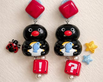 Pendientes de pingüino kawaii hechos a mano, bonitos pendientes colgantes de pingüino negro con dijes de dados rojos de pez, divertido regalo de joyería animal para ella, amante de los pingüinos