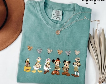 Camisa retrô Mickey Mouse Leopard Comfort Colors: Viagem em família no Reino Animal