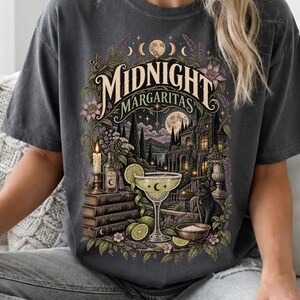 Comfort Colors ダークロマンスシャツ、ミッドナイトマルガリータTシャツ、ゴシックカクテルTシャツ、ムーンリットガーデンラバーギフトTシャツ、ブラックキャットシャツ