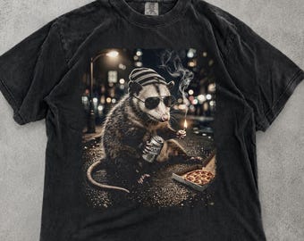 Camiseta Comfort Colors con estampado de zarigüeya, camiseta Midnight Street Critter, camiseta divertida de zarigüeya, regalo para amantes de la pizza con estampado de animales, camiseta de fauna urbana