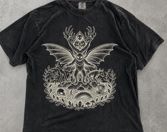 Comfort Colors Mothman-shirt, Cryptid Forest Council-shirt, T-shirt met bosdier, Paranormaal natuurcadeau-shirt, shirt voor cryptidenliefhebbers