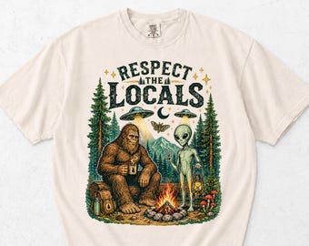 Camiseta Comfort Colors Big Foot, Camiseta Respect the Locals, Camiseta Sasquatch Alien, Camiseta de camping con diseño de críptidos, Camiseta paranormal para actividades al aire libre