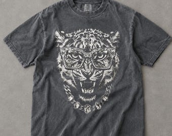 Camiseta Comfort Colors con estampado de leopardo de las nieves, camiseta con cara de leopardo feroz, camiseta de grandes felinos salvajes, regalo para amantes de los felinos salvajes, camiseta genial de animales salvajes